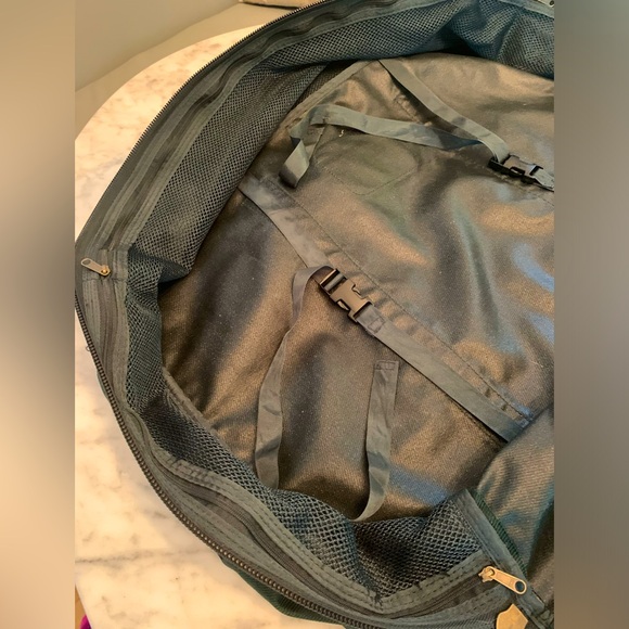 Vintage Eddie Bauer soft suitcase in classic forest green with tan leather trim - Picture 10 of 15